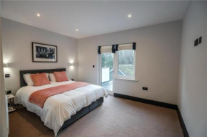 King Bed - En-Suite, Fast WiFi & Ample Parking